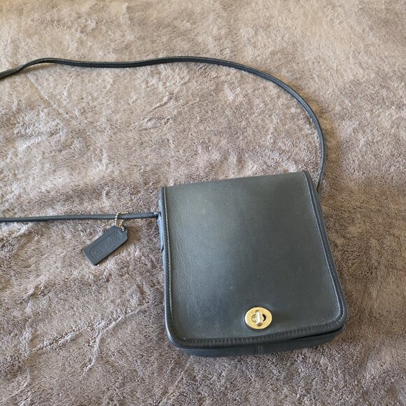 Vintage Coach 132 Compact Crossbody Bag Black Leather USA Brass Turnlock - Picture 12 of 16